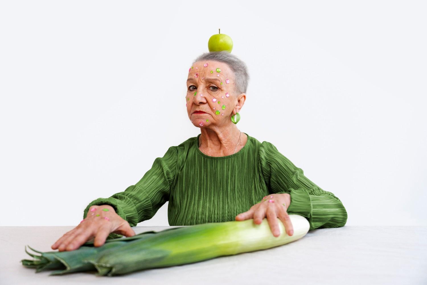 medium-shot-senior-woman-posing-with-celery (1)
