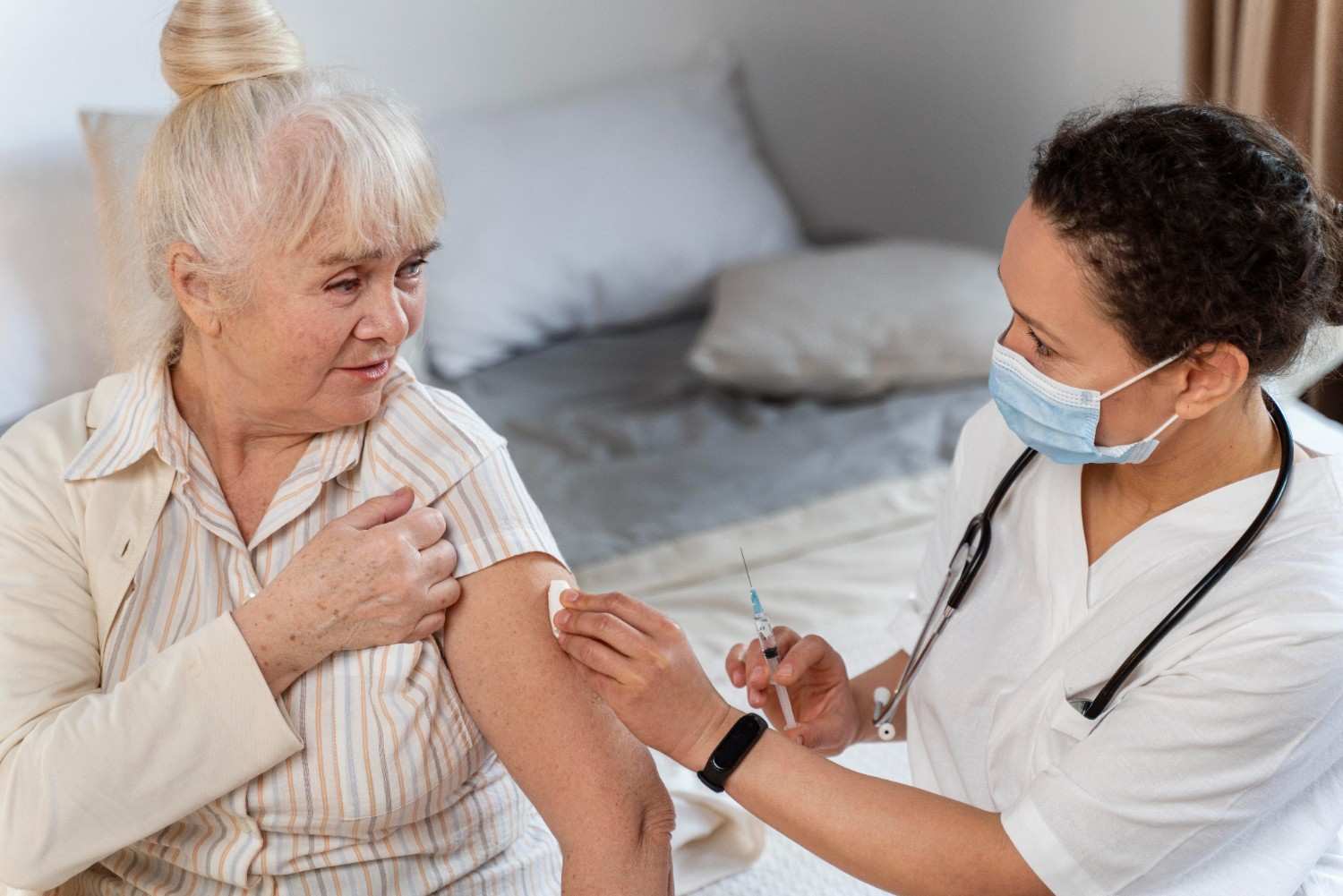 doctor-preparing-vaccine-senior-woman (1)