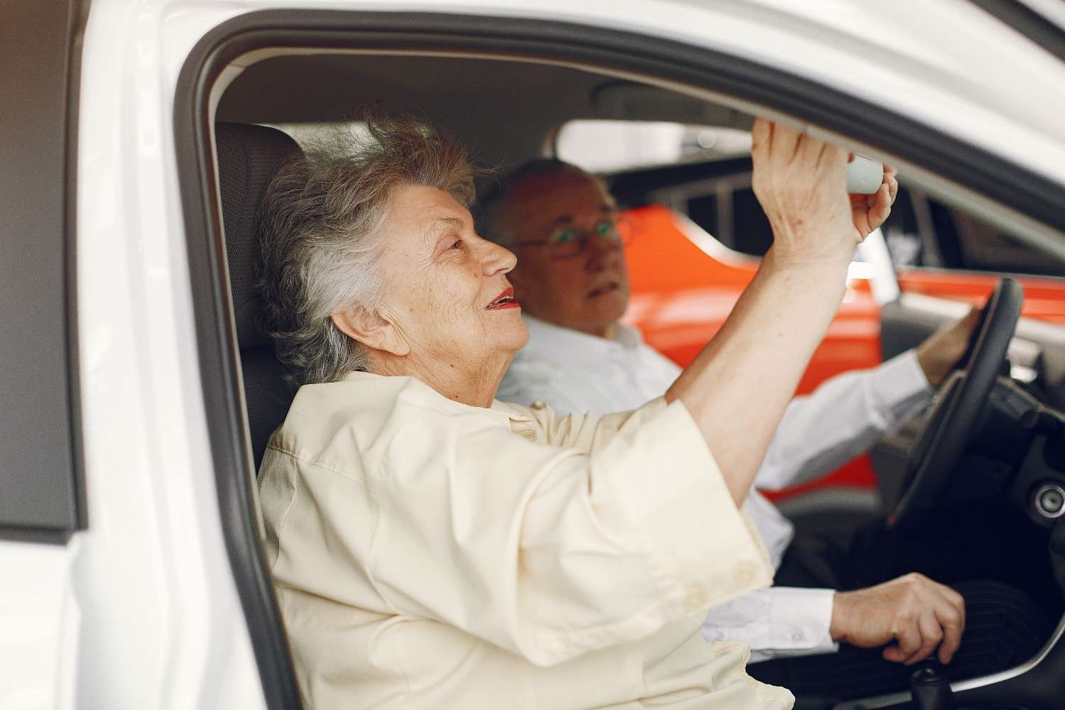 elegant-old-couple-car-salon1