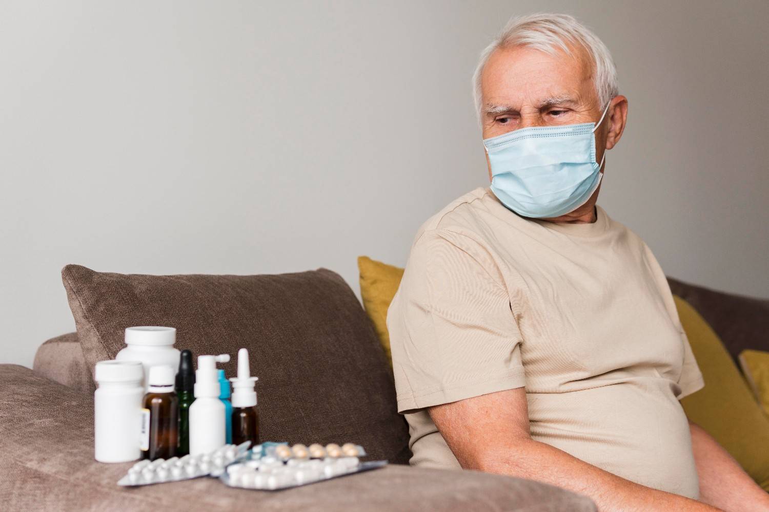 medium-shot-old-man-with-medicine (1)