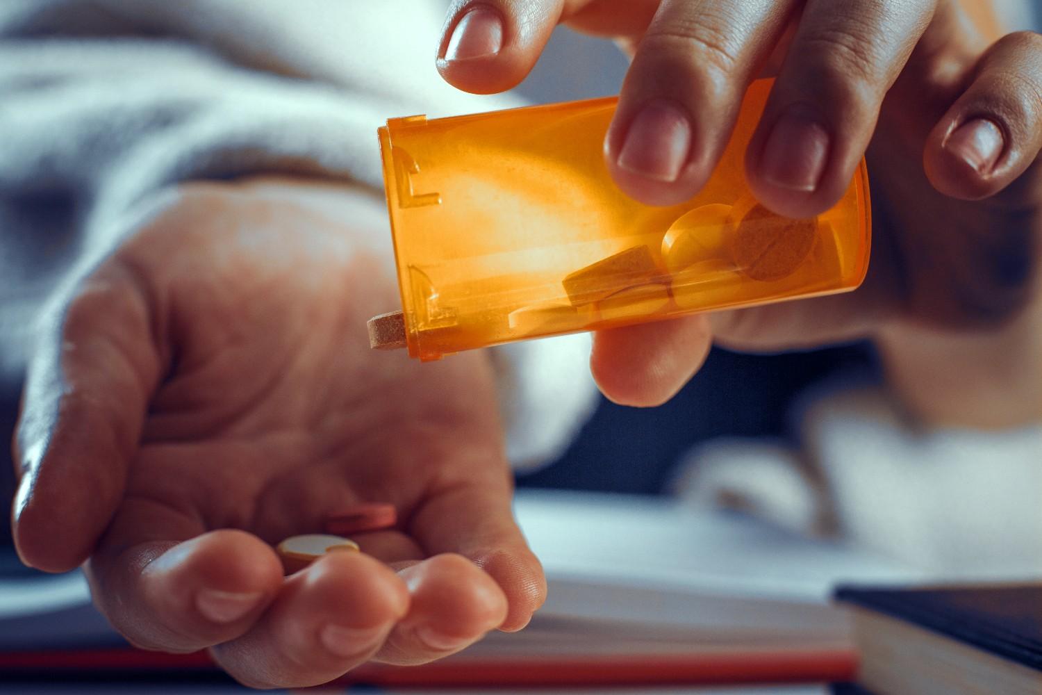 pouring-pills-from-orange-bottle-into-plam (1)